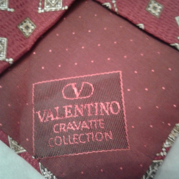 🍷 Valentino 💯% Silk Tie 🍷 - Picture 3 of 6